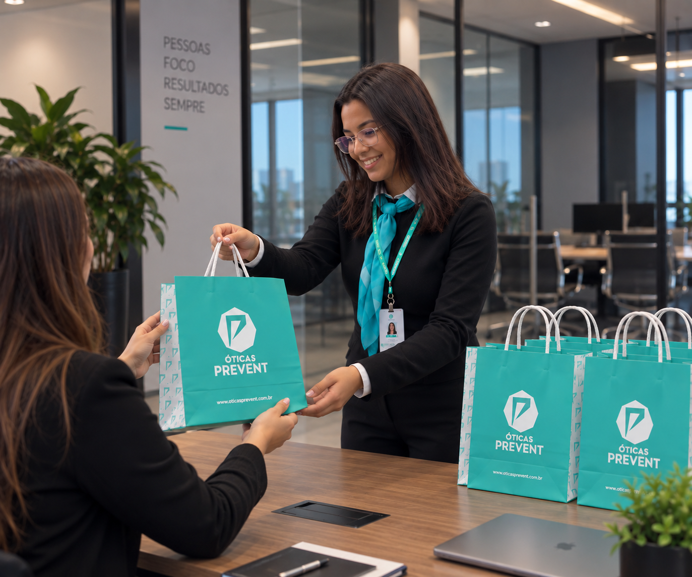 Colaboradora recebendo sacolas das Óticas Prevent durante uma ação na empresa